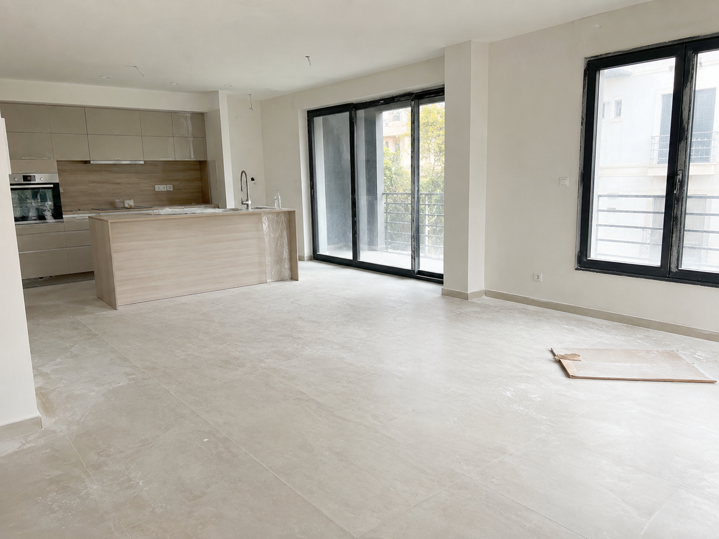 Appartement après travaux avant nettoyage de fin de chantier à Montpellier avec poussières et résidus sur les sols