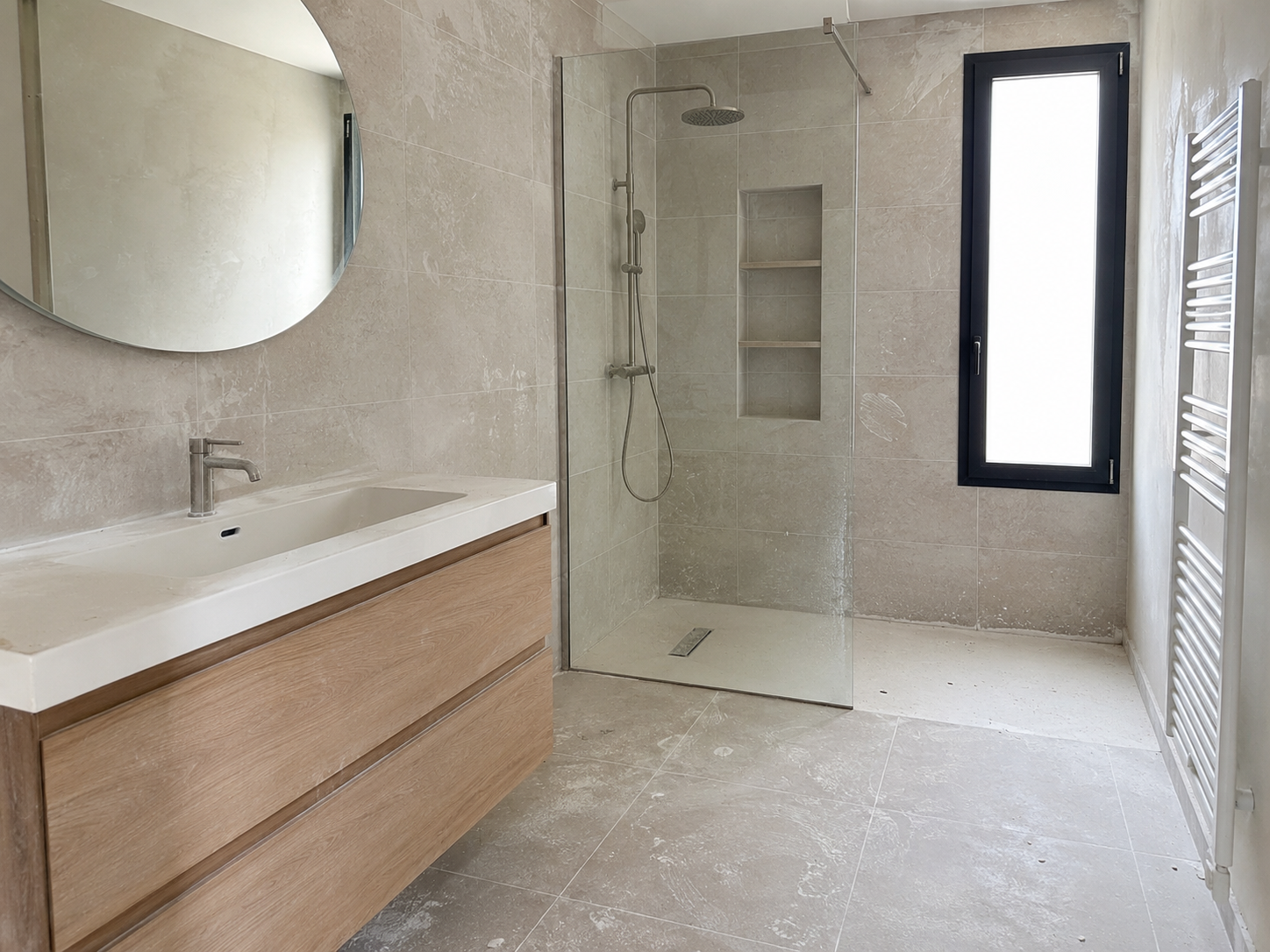 Salle de bain après rénovation avant nettoyage de fin de chantier à Castelnau-le-Lez avec poussières et résidus de travaux
